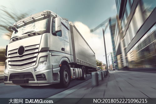 車(chē)流中的承載者 城市道路上貨運(yùn)車(chē)輛的高清攝影紀(jì)實(shí)